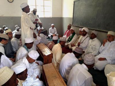 الاستماع إلى نماذج لما درسه الطلاب في معهد الفتح في ماكيندو