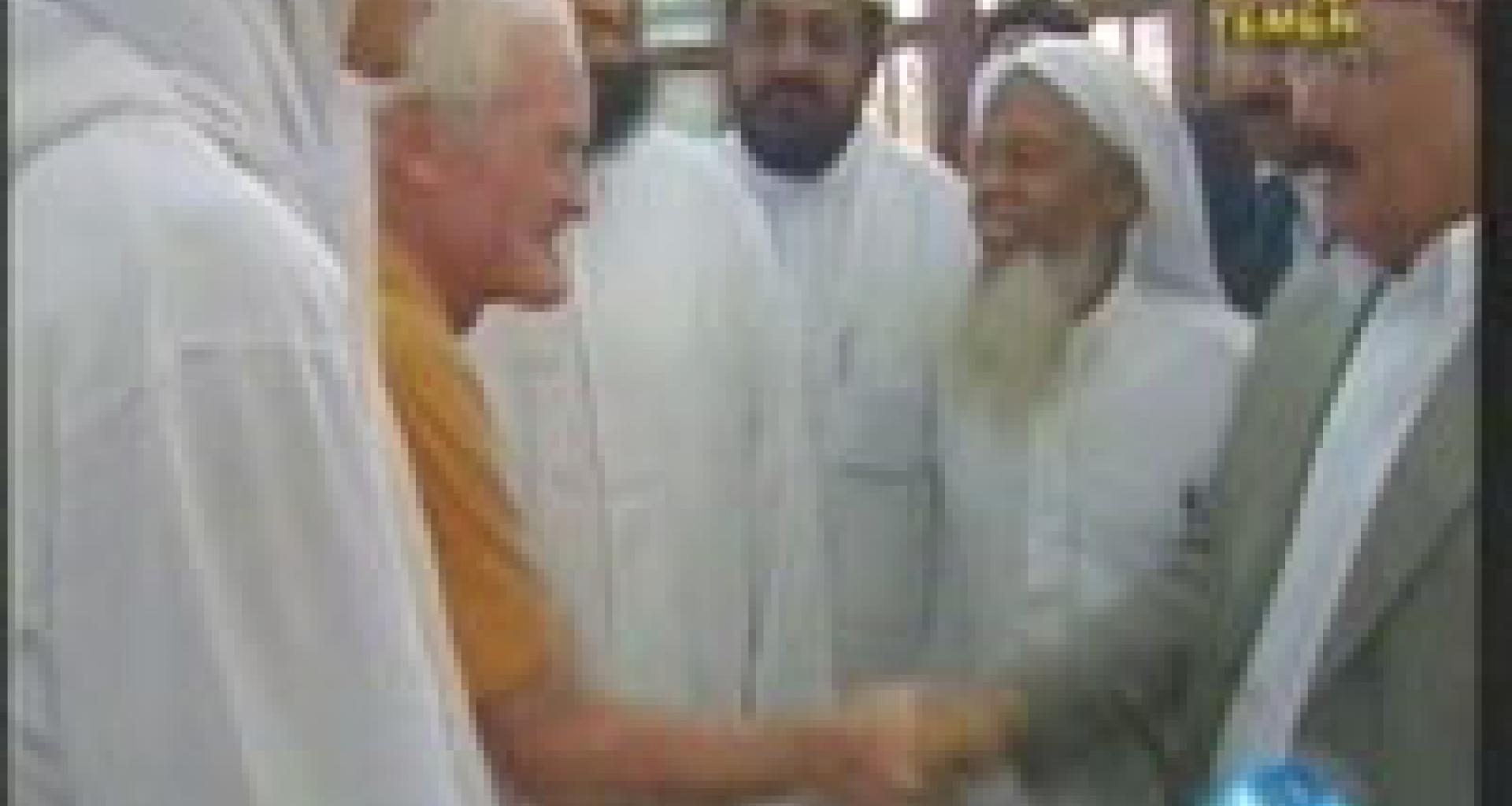 الأخ الرئيس يتحدث إلى الأخوين مخلص الألماني ووان الكوري الأخ الرئيس يتحدث إلى الأخوين مخلص الألماني ووان الكوري