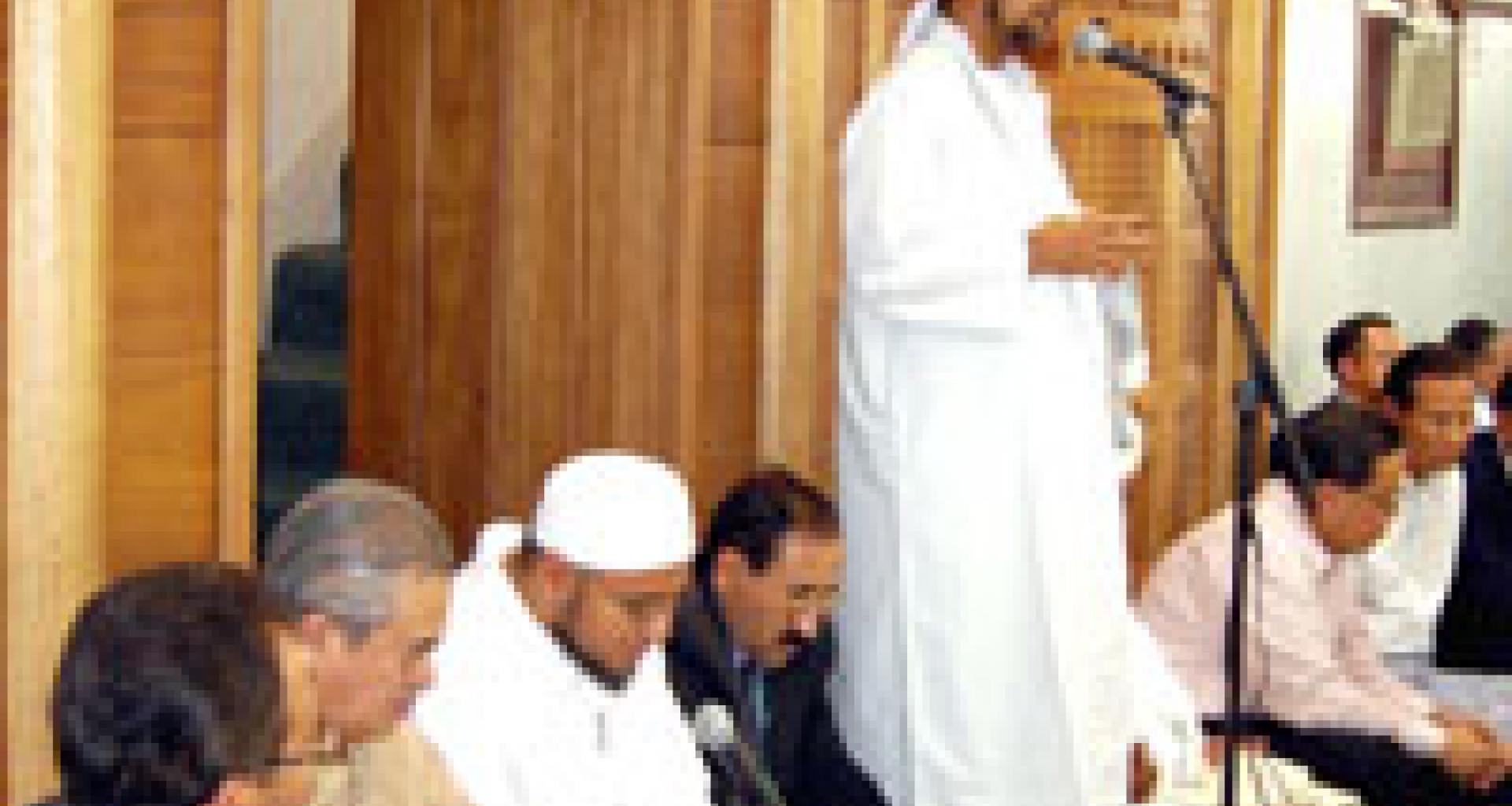الحبيب عمر يلقي كلمة الترحيب بالضيف الكريم الحبيب عمر يلقي كلمة الترحيب بالضيف الكريم
