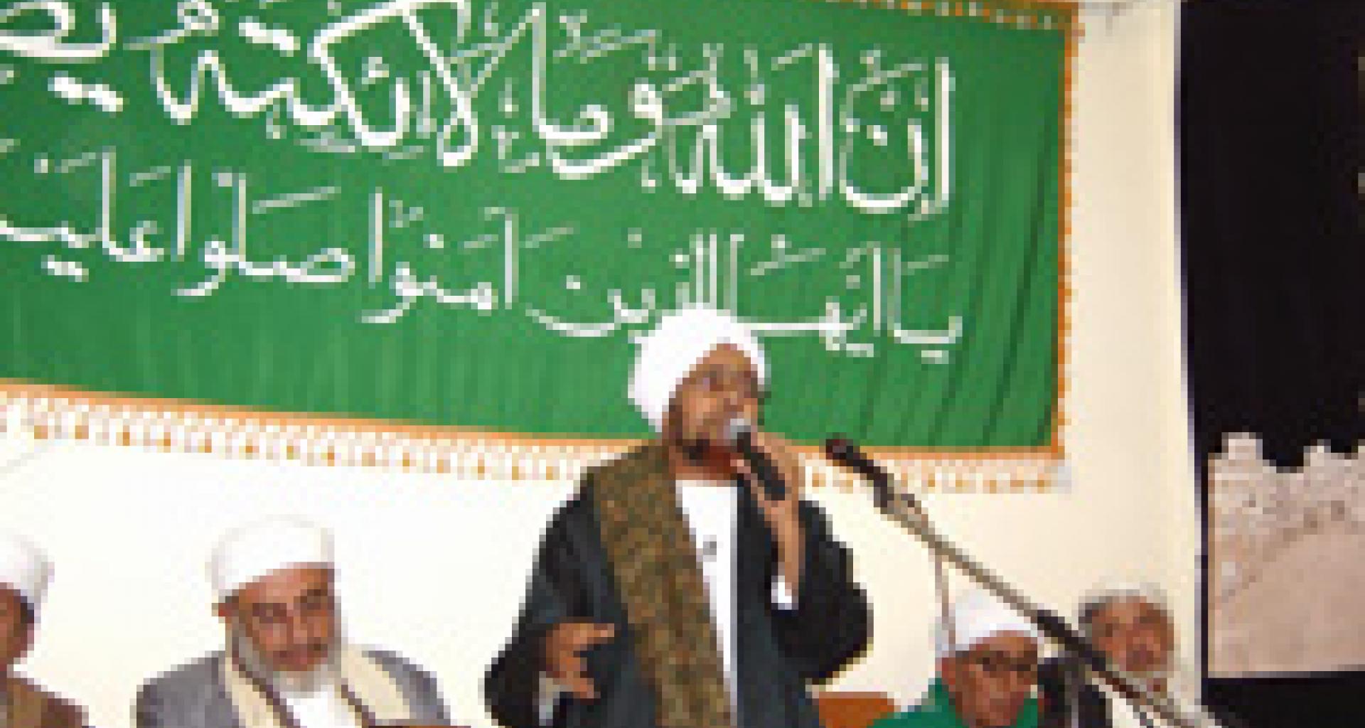 الحبيب عمر يلقي محاضرته في قاعة المحضار بصنعاء الحبيب عمر يلقي محاضرته في قاعة المحضار بصنعاء