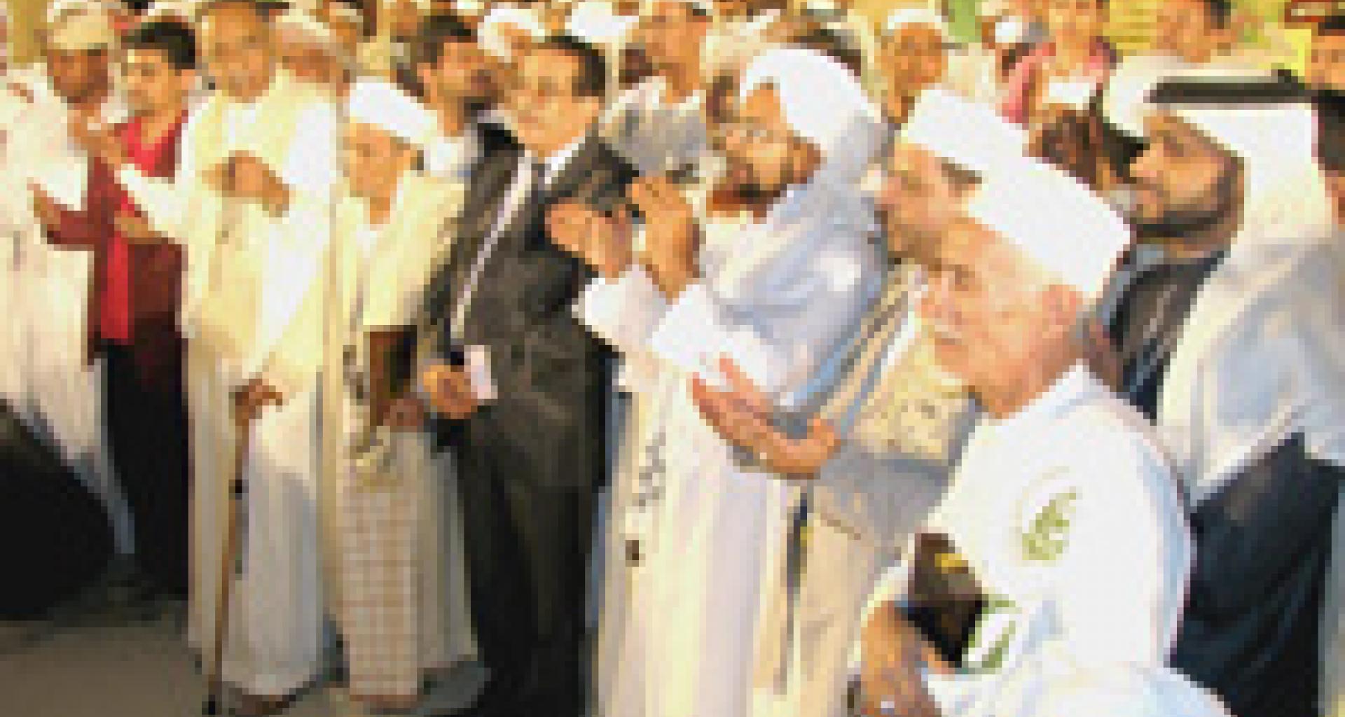 الحبيب عمر يختتم فعاليات المهرجان بالدعاء والتوجه إلى الله الحبيب عمر يختتم فعاليات المهرجان بالدعاء والتوجه إلى الله