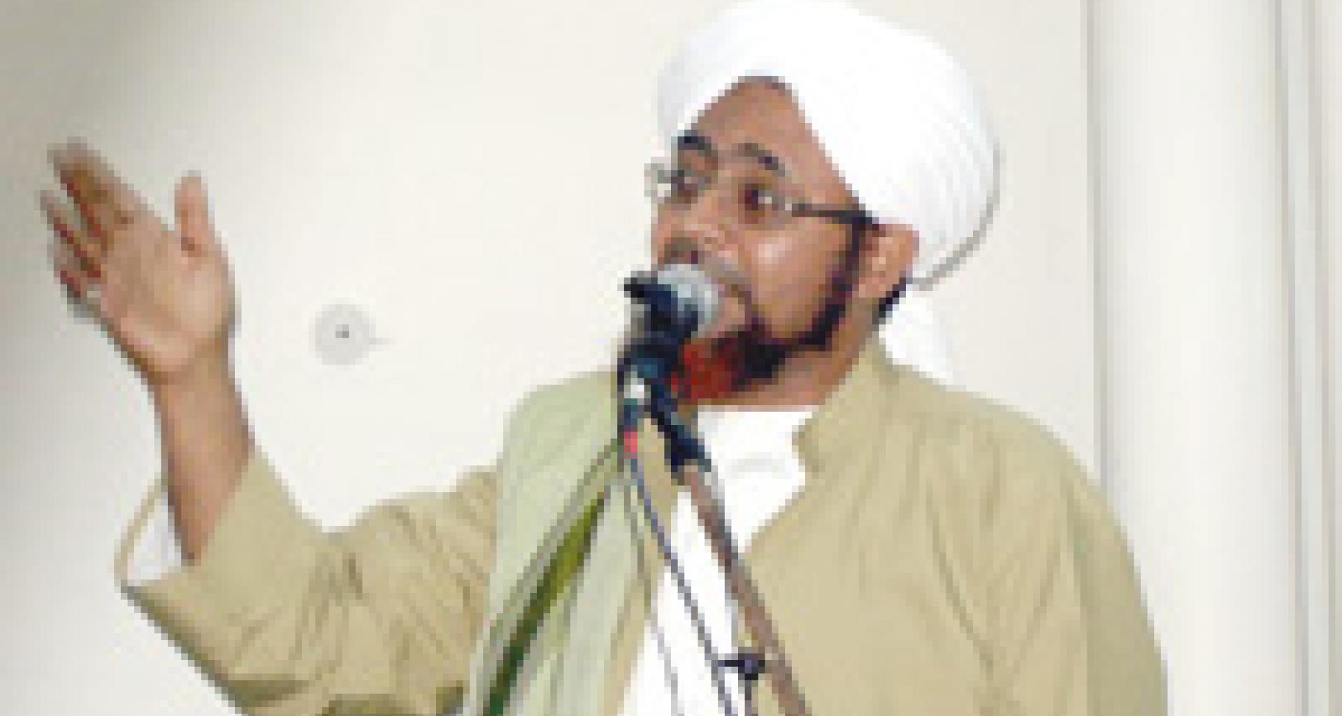 الحبيب عمر يلقي محاضرته في مسجد المحضار الحبيب عمر يلقي محاضرته في مسجد المحضار