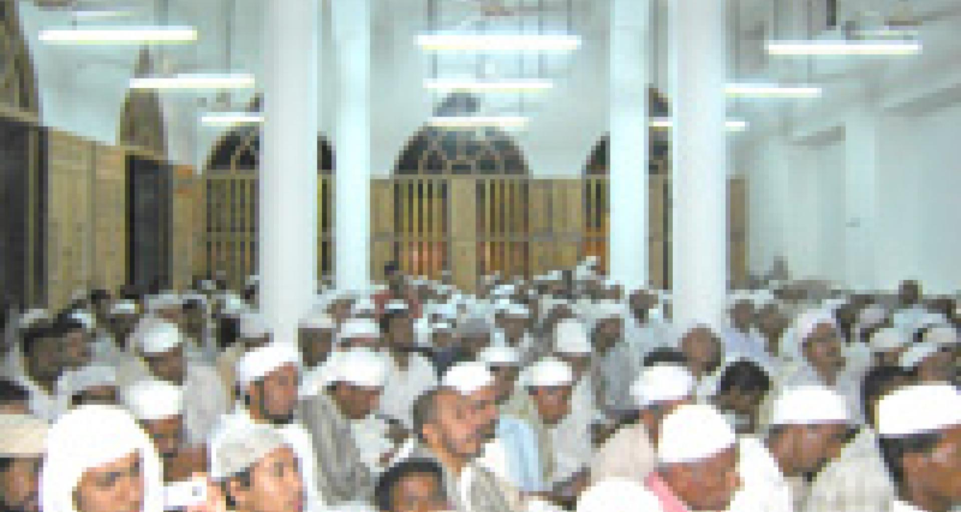 جانب من الحضور في مسجد المحضار جانب من الحضور في مسجد المحضار