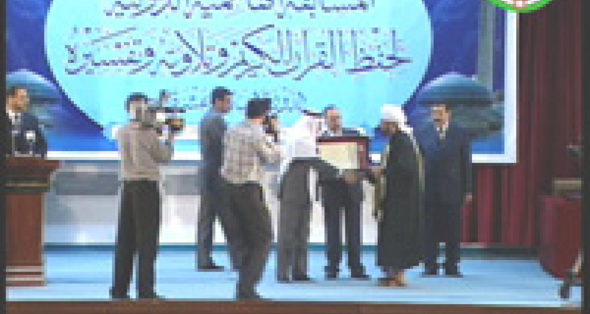 الحبيب عمر يستلم الجائزة من سمو الأمير الحبيب عمر يستلم الجائزة من سمو الأمير